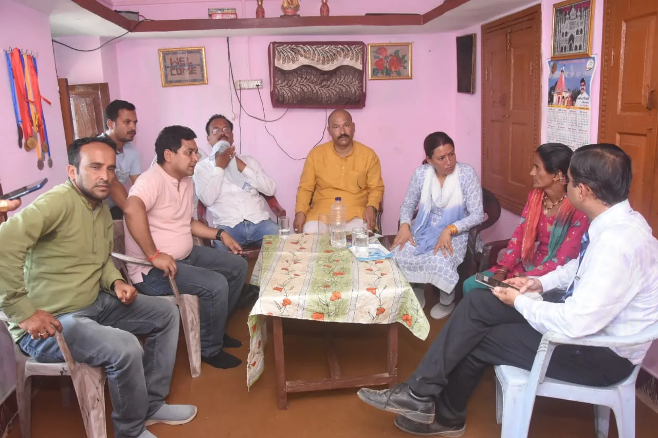 कैबिनेट मंत्री रेखा आर्य ने बिनसर अग्नि पीड़ितों के परिजनों से की मुलाकात, कहा मृतक पीआरडी जवान के आश्रित को दी जाएगी नौकरी।