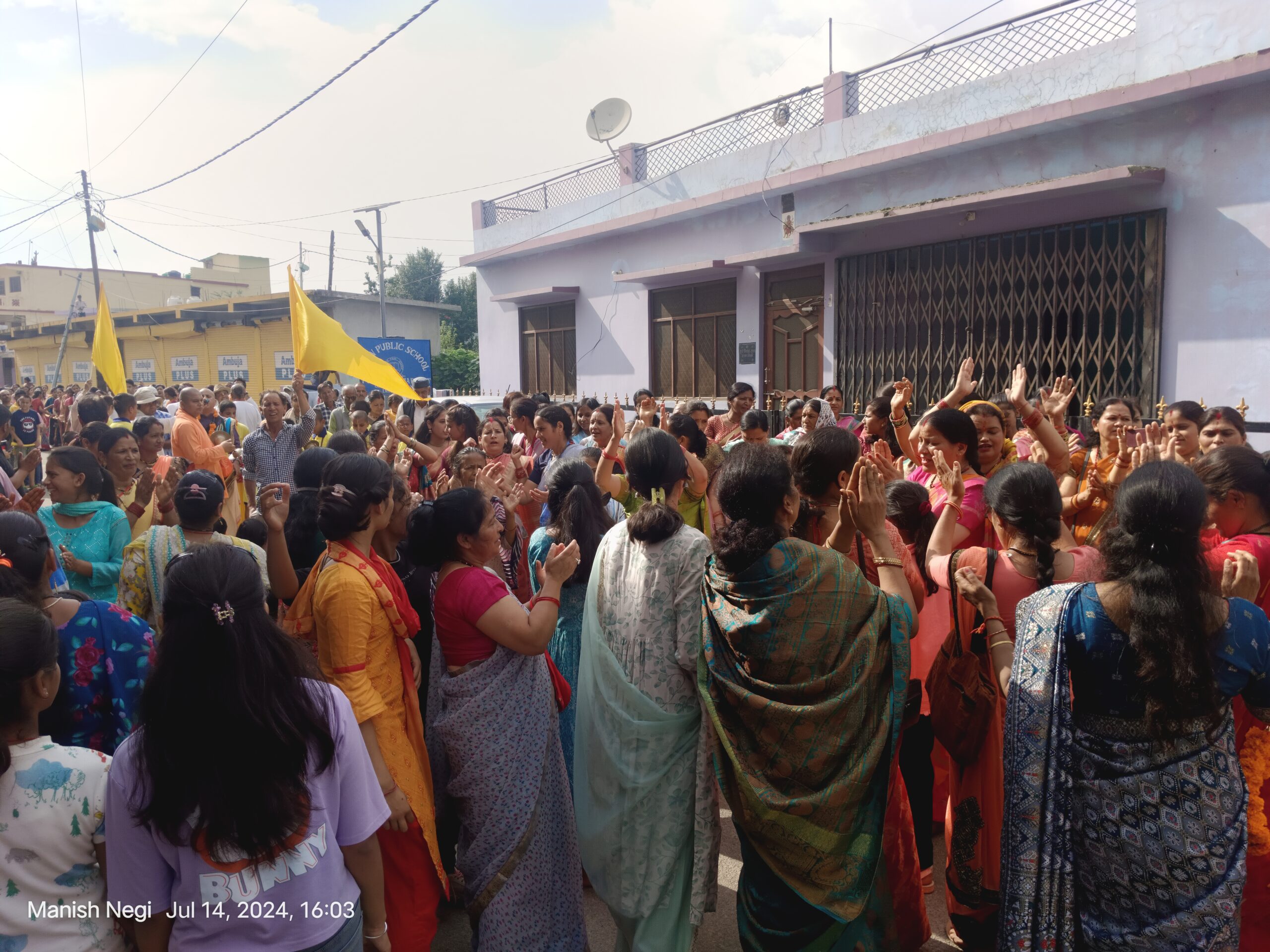 भक्तिरस में नृत्य करती महिलाएं 