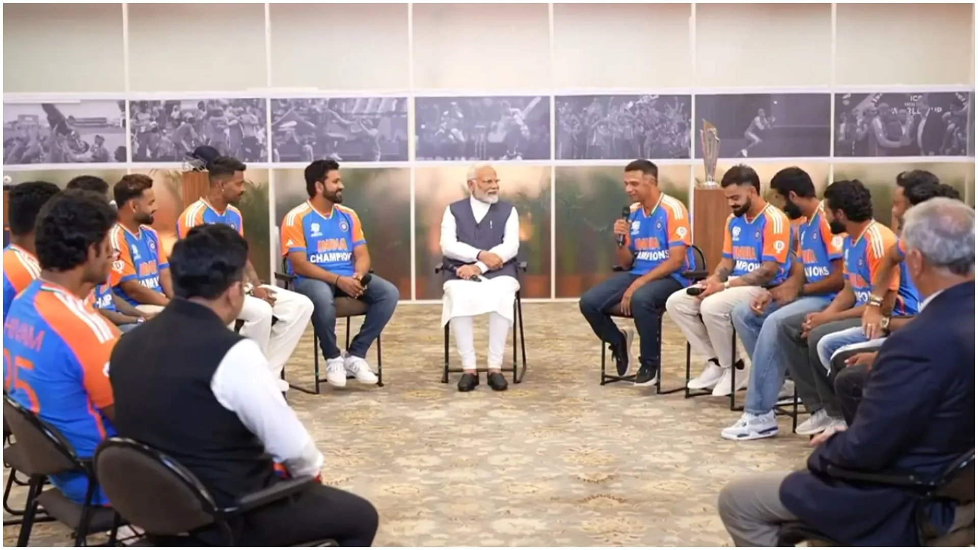 PM मोदी से मिलने के लिए भारतीय टीम ने पहनी खास जर्सी, टीम मुंबई के लिए हुई रवाना।
