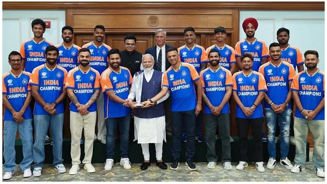 PM मोदी से मिलने के लिए भारतीय टीम ने पहनी खास जर्सी, टीम मुंबई के लिए हुई रवाना।