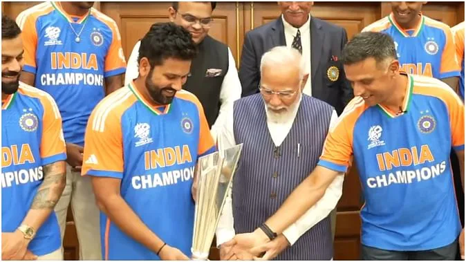 PM मोदी से मिलने के लिए भारतीय टीम ने पहनी खास जर्सी, टीम मुंबई के लिए हुई रवाना।