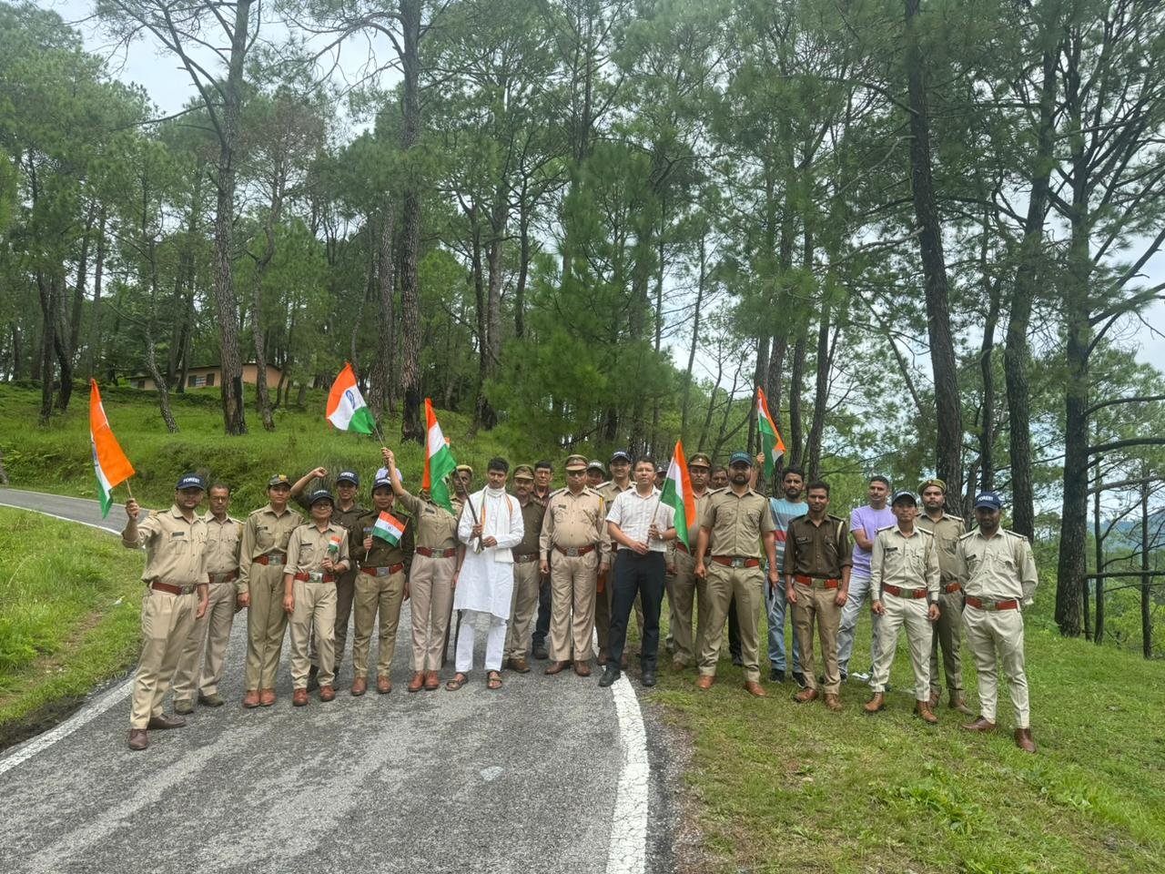 IMG 20240815 WA0064 द्वाराहाट चंथरिया रेंज के उप प्रभागीय वनाधिकारी अल्मोड़ा मयंक मेहता के नेतृत्व में किया गया ध्वजा रोहण।