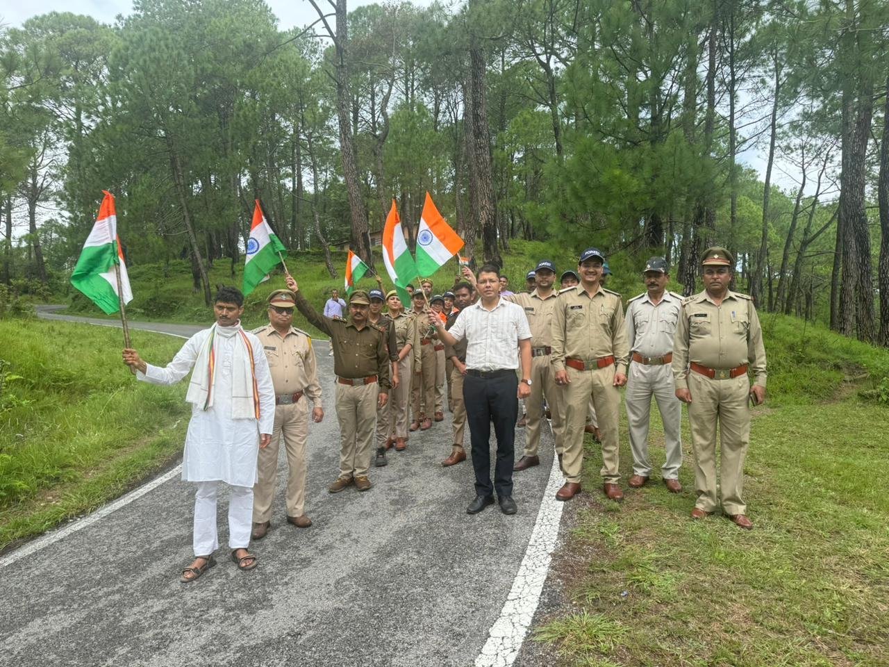 IMG 20240815 WA0066 द्वाराहाट चंथरिया रेंज के उप प्रभागीय वनाधिकारी अल्मोड़ा मयंक मेहता के नेतृत्व में किया गया ध्वजा रोहण।