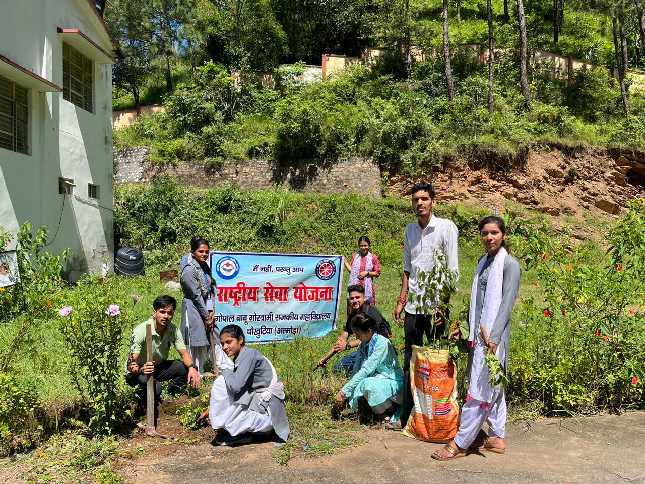 वृक्षारोपण करते हुए एनएसएस के विद्यार्थी 