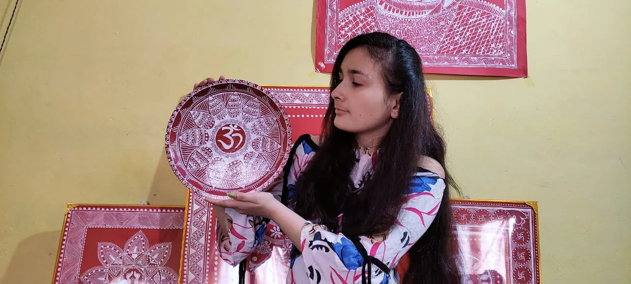 ऐपण लोककला को एक नया आयाम दे रही हैं अल्मोड़ा की प्रियंका भंडारी, दे रही है स्वरोजगार को बढ़ावा।