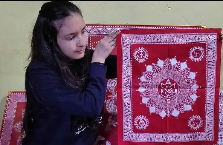 ऐपण लोककला को एक नया आयाम दे रही हैं अल्मोड़ा की प्रियंका भंडारी, दे रही है स्वरोजगार को बढ़ावा।