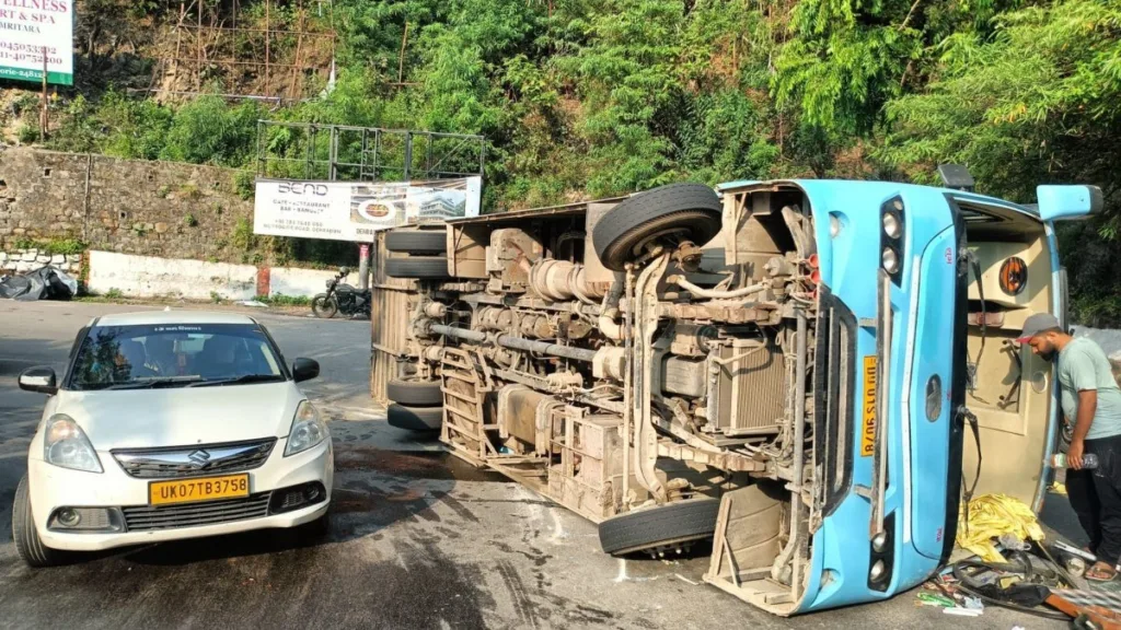 उत्तराखंड में 27 सवारियों से भरी बस पलटी, यात्रियों में मची चीख पुकार,बड़ा हादसा टला।