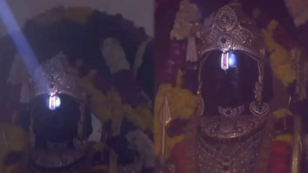 रामलला के सूर्य तिलक का अद्भुत नजारा, ड्रोन से भक्तों पर छिड़का सरयू का जल। 