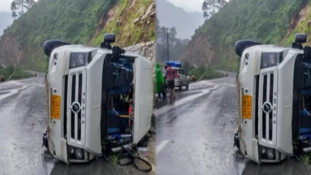 चमोली में एक भीषण सड़क हादसा, टेंपो ट्रैवलर पलटा,17 तीर्थयात्री घायल।