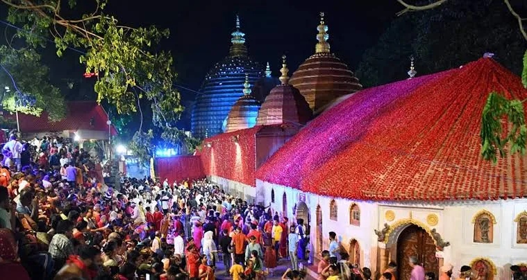अंबुबाची मेले का रात्रि दृश्य 