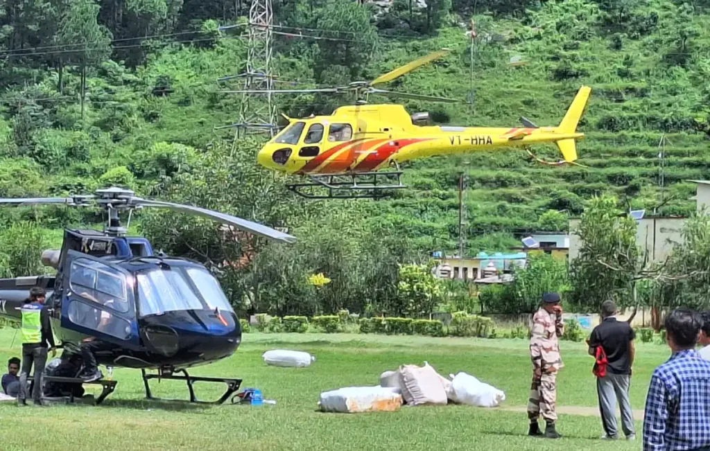धराली आपदा अपडेट: धराली क्षेत्र में हेलीकॉप्टर से जारी है राहत और बचाव अभियान
