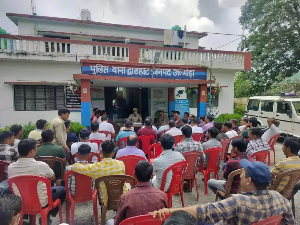 नवनियुक्त प्रभारी निरीक्षक द्वाराहाट ने संभाली कमान, क्षेत्रीय लोगों व संगठनों संग की संवादात्मक बैठक।