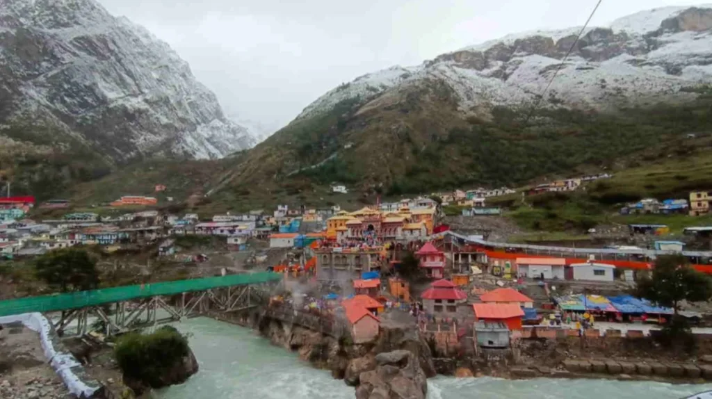 बर्फ में लिपटा देवभूमि: बदरीनाथ-हेमकुंड से गंगोत्री तक पहली बर्फबारी का नजारा