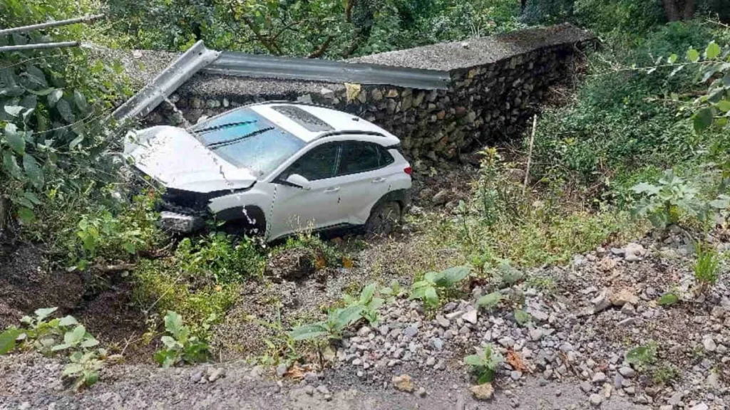 मसूरी में बड़ा हादसा: कोलू खेत के पास खाई में गिरी कार, पुलिस-108 सेवा ने पांचों की बचाई जान