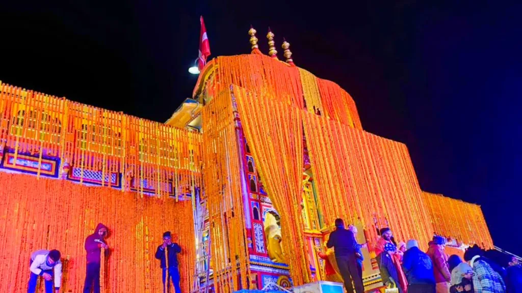आज दोपहर 2:56 बजे बंद होंगे बदरीनाथ के कपाट, फूलों की रंगीन चादर में लिपटा भव्य मंदिर, भक्ति और श्रद्धा का उमड़ा सैलाब