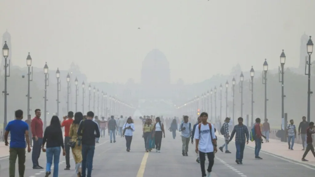 दिल्ली की जहरीली सांसें: बवाना में 403 AQI के साथ दम घोंटती धुंध का आतंक