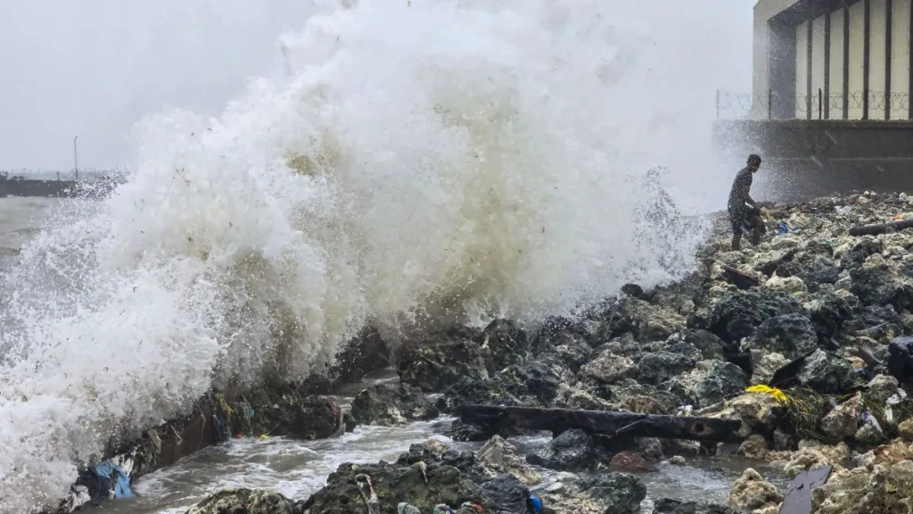 तूफान ‘दितवाह’ का कहर, श्रीलंका में 123 मौतें, अब भारत की ओर बढ़ा खतरा तूफान ‘दितवाह’ का कहर, श्रीलंका में 123 मौतें, अब भारत की ओर बढ़ा खतरा