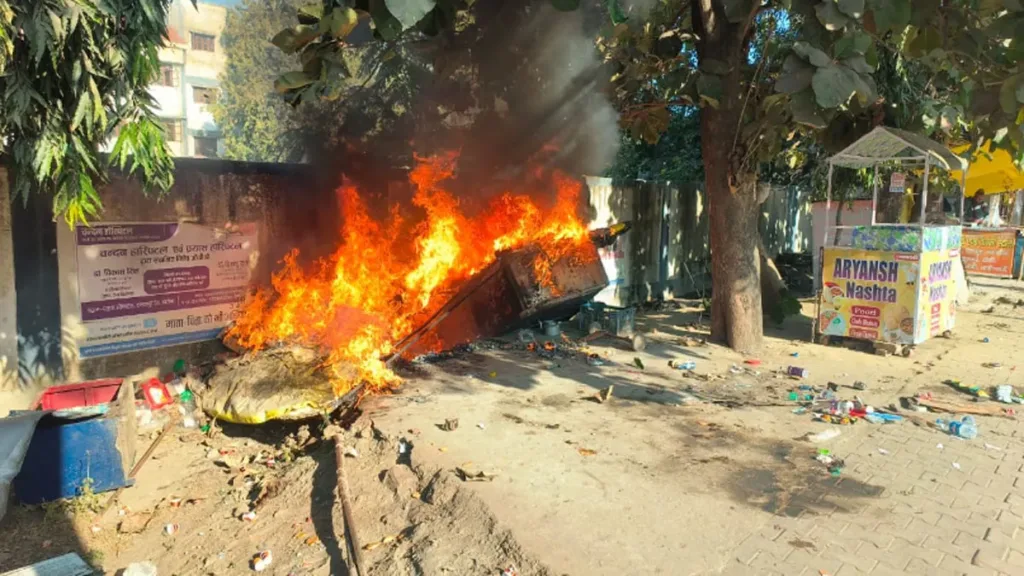 खटीमा में युवक की हत्या से भड़का जनाक्रोश, हमलावर की दुकान जलाई, इलाके में धारा 163 लागू खटीमा में युवक की हत्या से भड़का जनाक्रोश, हमलावर की दुकान जलाई, इलाके में धारा 163 लागू