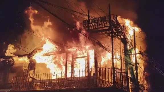 नैनीताल में भीषण आग! शिशु मंदिर स्कूल की बिल्डिंग में मचा हड़कंप, दो लोगों का सुरक्षित रेस्क्यू नैनीताल में भीषण आग! शिशु मंदिर स्कूल की बिल्डिंग में मचा हड़कंप, दो लोगों का सुरक्षित रेस्क्यू