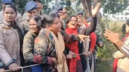 अंकिता हत्याकांड: न्याय की पुकार, वनंतरा रिजॉर्ट के बाहर गूंजे ‘अंकिता को इंसाफ दो’ के नारे अंकिता हत्याकांड: न्याय की पुकार, वनंतरा रिजॉर्ट के बाहर गूंजे ‘अंकिता को इंसाफ दो’ के नारे