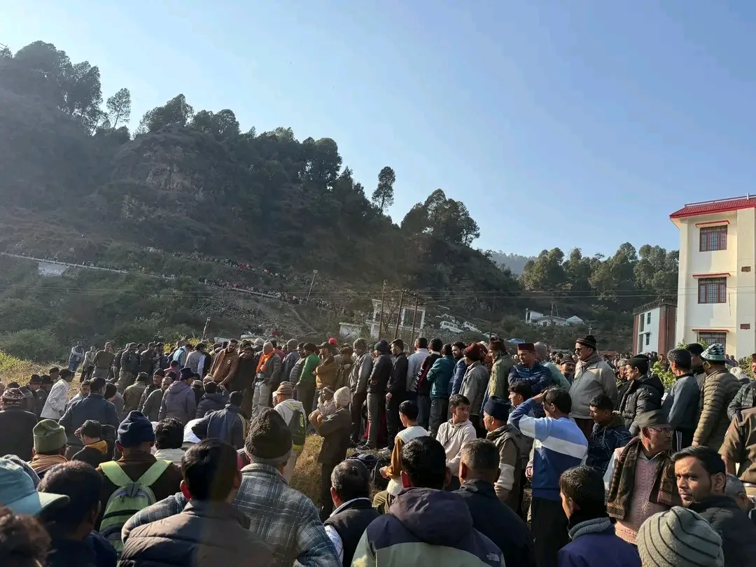 कपकोट का लाल अमर, गजेंद्र सिंह गढ़िया का अंतिम सफर, आंसू और नारों में डूबा कुमाऊं! 4 कपकोट का लाल अमर, गजेंद्र सिंह गढ़िया का अंतिम सफर, आंसू और नारों में डूबा कुमाऊं!