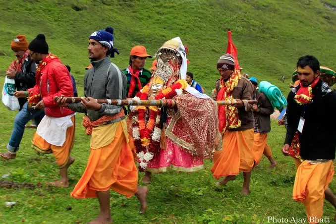 हिमालय हिल गया! राजजात यात्रा स्थगित, बर्फबारी ने रोकी आस्था की यात्रा हिमालय हिल गया! राजजात यात्रा स्थगित, बर्फबारी ने रोकी आस्था की यात्रा