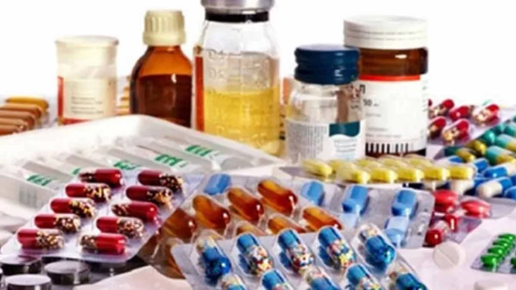 द्वाराहाट के मेडिकल स्टोरो पर बड़ा छापा: फ्रिज बंद, एक्सपायरी दवाओं का खुलासा! लाइसेंस सस्पेंड की सिफारिश