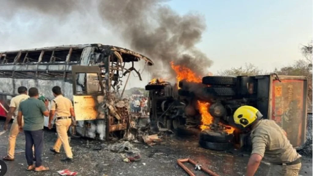 आंध्रा में भयानक बस हादसा, 14 जिंदा जले, आग ने निगला पूरा सफर! आंध्रा में भयानक बस हादसा, 14 जिंदा जले, आग ने निगला पूरा सफर!