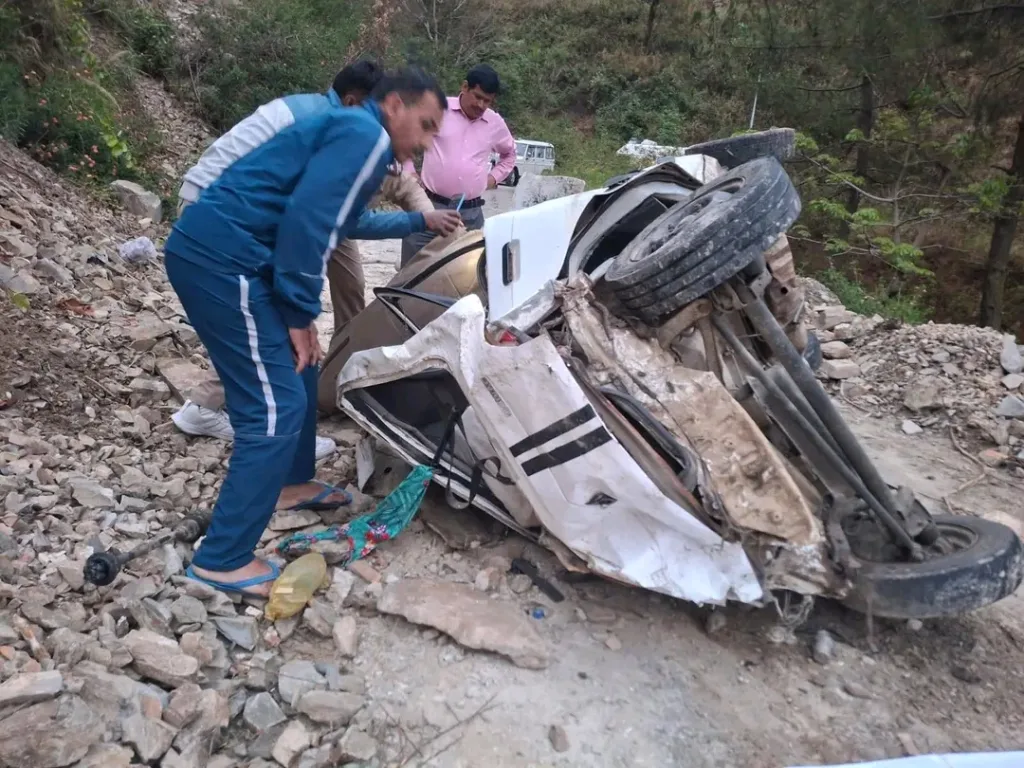 अल्मोड़ा में दर्दनाक हादसा, 150 मीटर गहरी खाई में समाई कार, तीन लोगों की मौत