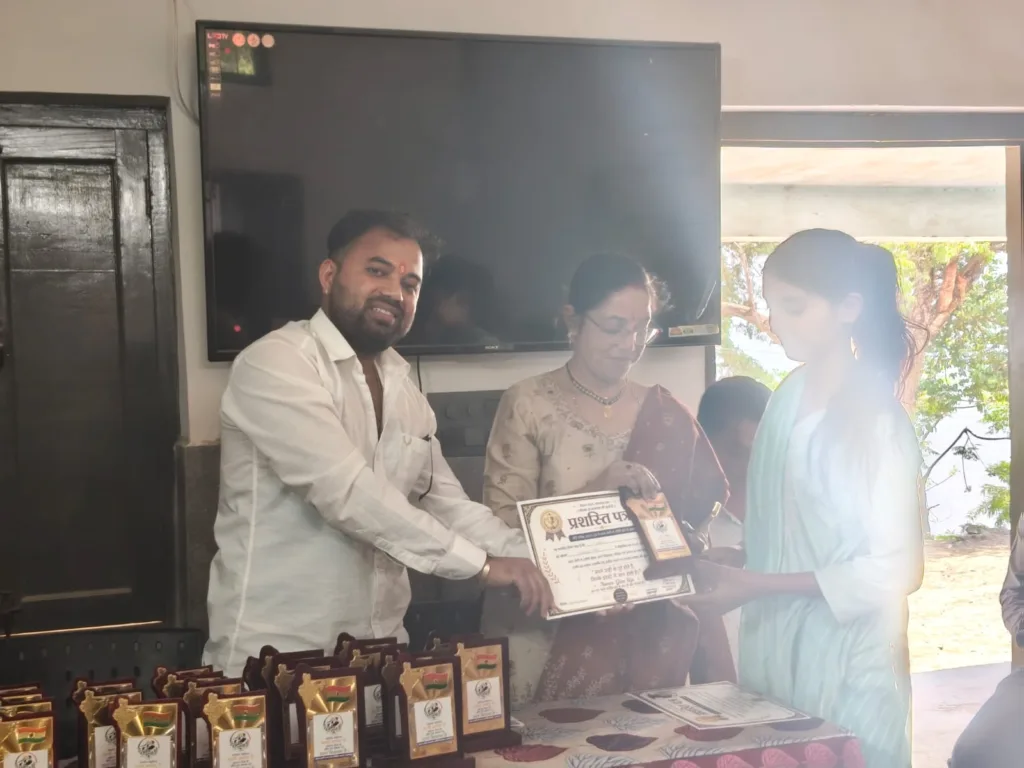 प्रतिभाशाली विद्यार्थियों का हुआ भव्य सम्मान, गूंज उठा बासोट कॉलेज परिसर!