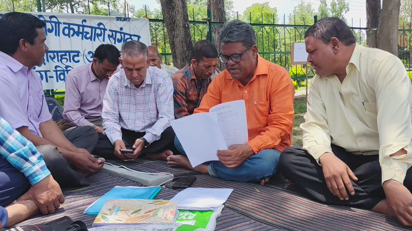 विनियमितिकरण की मांग पर अड़े दैनिक वेतनभोगी कर्मचारी, छठे दिन भी जारी रहा धरना प्रदर्शन