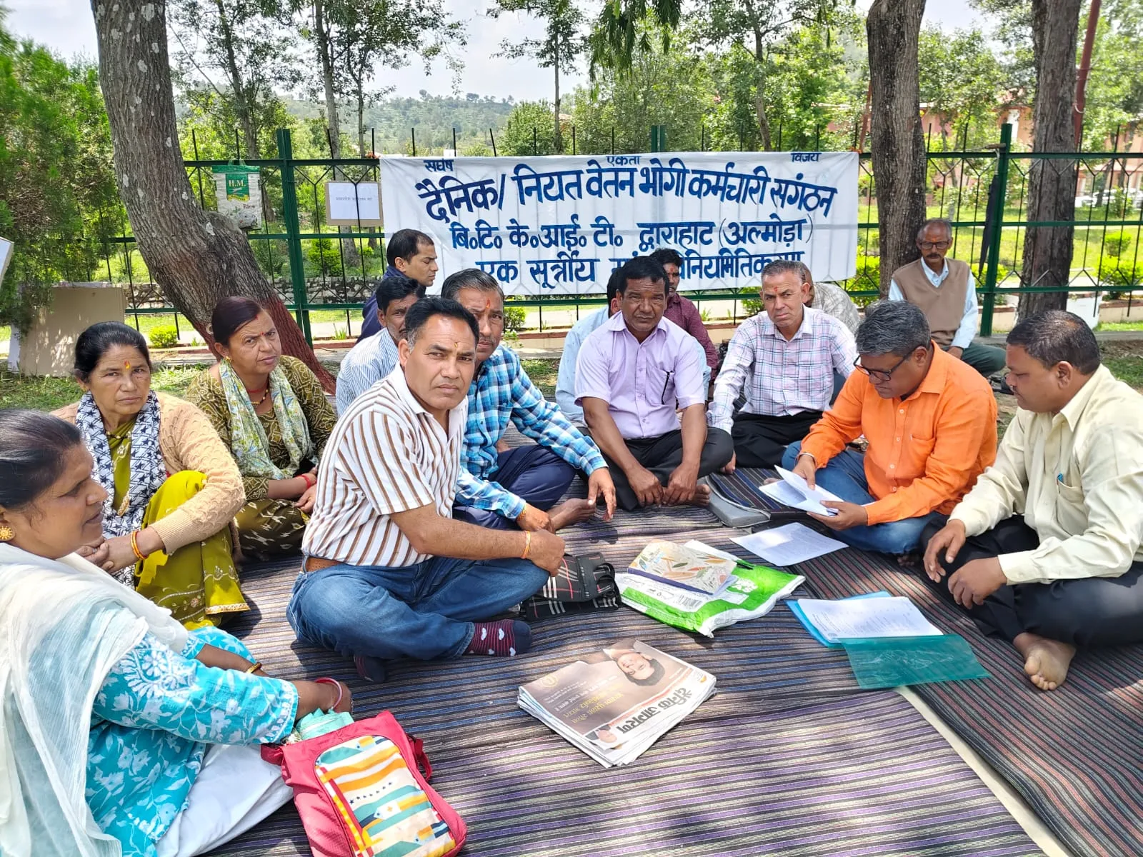 विनियमितिकरण की मांग पर अड़े दैनिक वेतनभोगी कर्मचारी, छठे दिन भी जारी रहा धरना प्रदर्शन