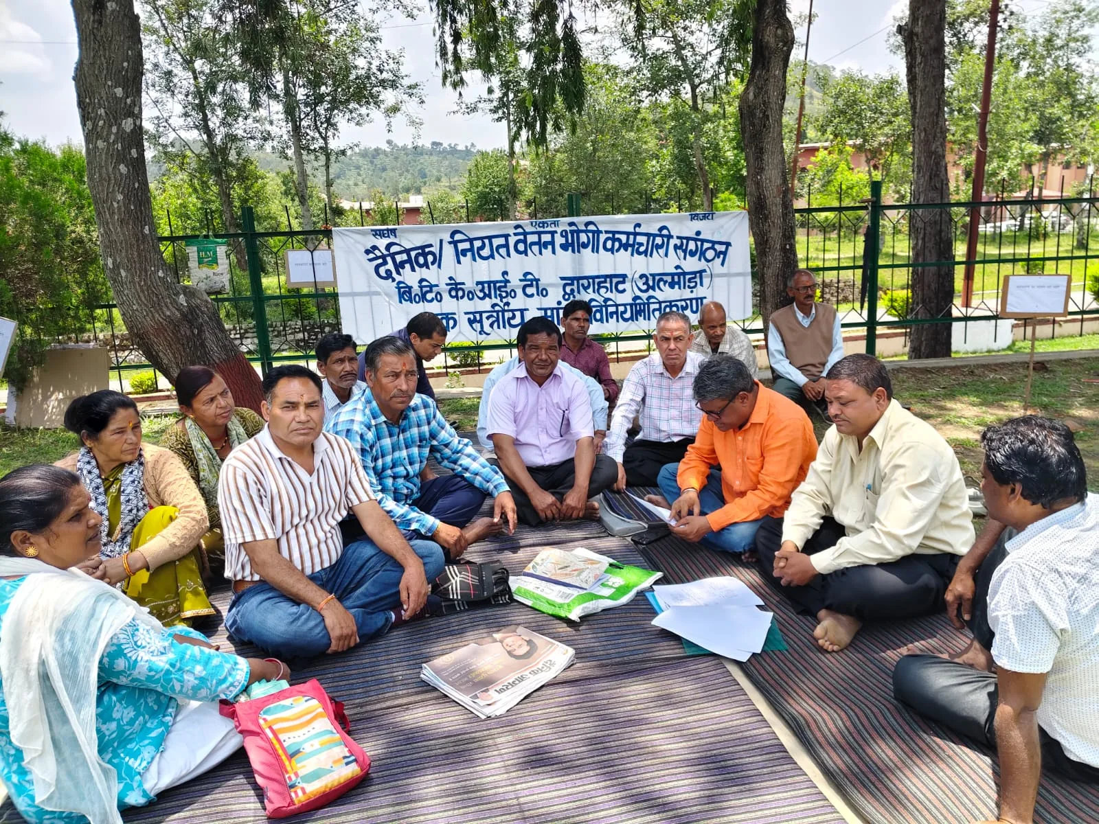विनियमितिकरण की मांग पर अड़े दैनिक वेतनभोगी कर्मचारी, छठे दिन भी जारी रहा धरना प्रदर्शन