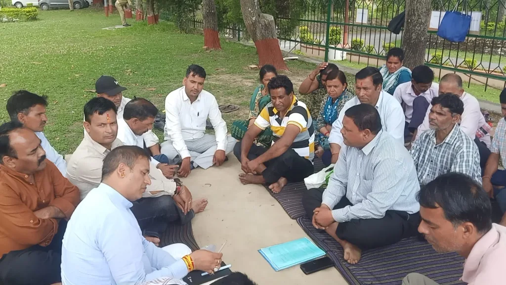 विनियमितिकरण की मांग पर अड़े कर्मचारी, उग्र आंदोलन की चेतावनी।