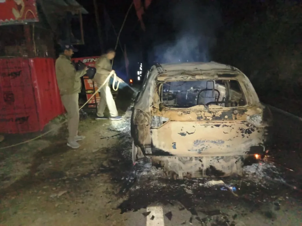 बड़ी खबर: चलती कार बनी आग का गोला, द्वाराहाट में बड़ा हादसा टला, पुलिस की तत्परता से सुरक्षित रहे तीनों यात्री
