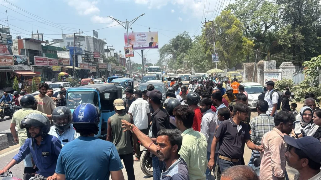 देहरादून में बेकाबू सिटी बस का कहर: छह लोगों को रौंदा, चीख-पुकार और अफरा-तफरी से दहला लालपुर देहरादून में बेकाबू सिटी बस का कहर: छह लोगों को रौंदा, चीख-पुकार और अफरा-तफरी से दहला लालपुर